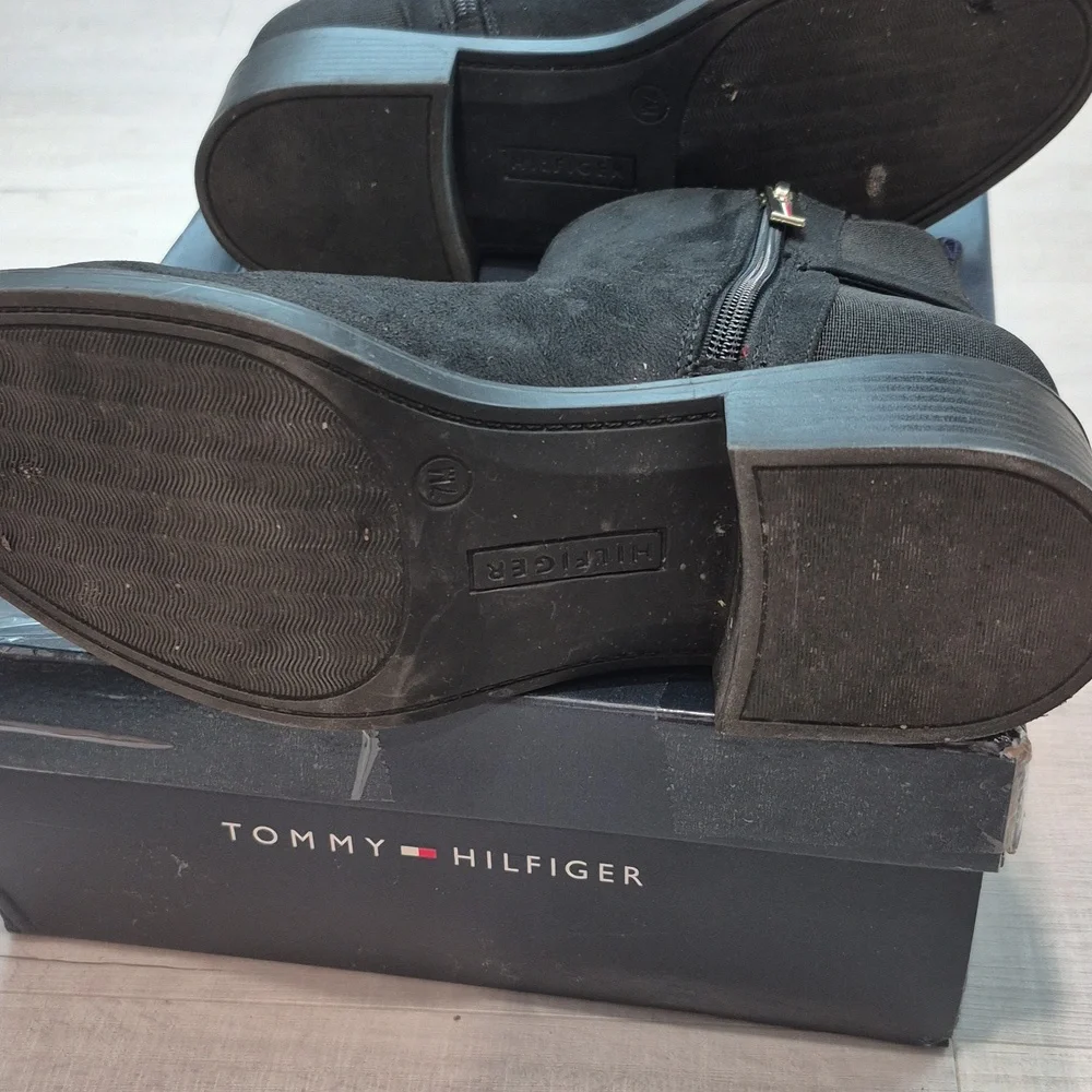 Elegant Black Ankle Boots with Gold Accent - Picture 4 of 6